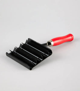 Metal curry comb